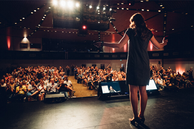 Rebecca Soetebier vor Publikum